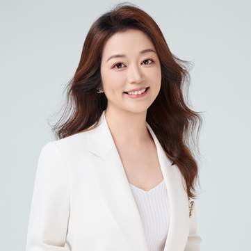 A person in a white suitAI-generated content may be incorrect.